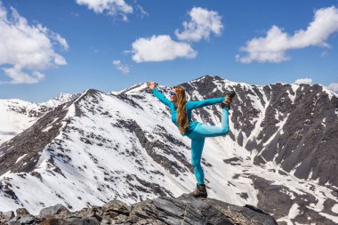 Altai 'de dağlarda yürüyüş yapan bir kız. Dağlarda yürüyüş konsepti 
