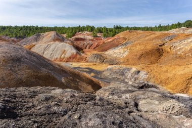 Dağlardaki dağ manzarası vadilerin ve zirvelerin güzel manzarası.