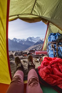 Dağdaki çadırdan Belukha 'ya, dağlara yolculuk. Geçiş karateurek çadırı