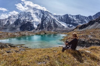 Altai 'de dağlarda yürüyüş yapan bir kız. Dağlarda yürüyüş konsepti 