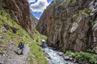 Dağlarda yürüyüş yapan bir kadın.
