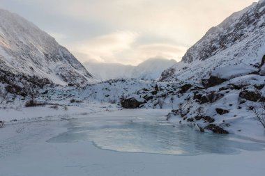 Kış, gün batımı, Belukha Dağı 'nın buz krallığı, gün batımında dağlarda donmuş göller, Altai dağları.