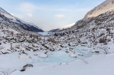 Dağ geçidi, buzul, gökyüzü bulutlu