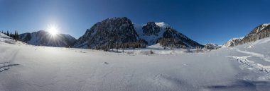 Altai 'de kayak gezisi, Altai dağları. Kışın Altai doğası, karlı dağ genişliyor.