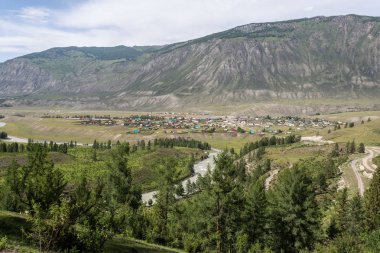 Kasaba ve Azuay bölgesi Llacao bölgesi, Cuenca kantonu, Ekvador, Pachamama Platosu 'ndan ve arka planında Guagualzhumi dağı olan dağlardan havadan izleniyor.