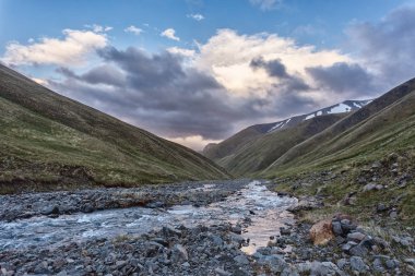 Karla kaplı dağlarla kaplı kış manzarası 