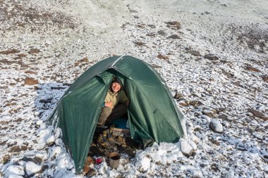 Kırgızistan Dağı, dağlarda çadırı olan turist kampı..