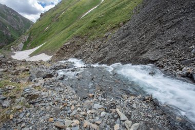 Dağlardaki dağ nehri.