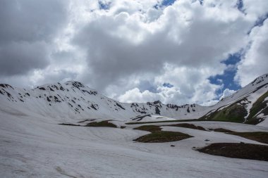 Karlı dağ geçidi kayalık sırtta 