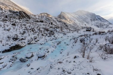 Dağ geçidi, buzul, gökyüzü bulutlu