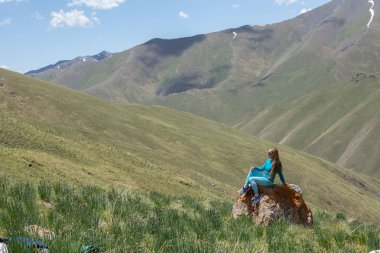 Altai 'de dağlarda yürüyüş yapan bir kız. Dağlarda yürüyüş konsepti 