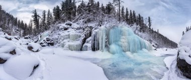 Dağ geçidi, buzul, gökyüzü bulutlu