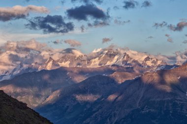 Belukha Dağı üzerinde şafak vakti. Altai 'ye kış gezisi, gün batımı, kış dağları