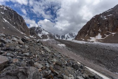 Doğal arka plan olarak güzel dağ manzarası. Pordoi geçidi, Dolomitler, Alpler, İtalya.
