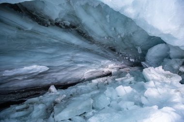 Dağlardaki donmuş nehir.