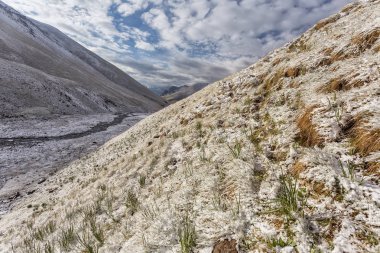 Karla kaplı dağlarla kaplı kış manzarası 