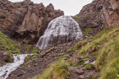 Dağlarda şelale, manzara. Dağlara yolculuk. Kırgızistan.