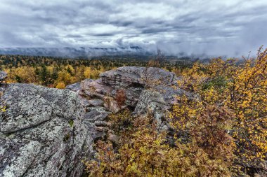 Ormanda ve kayalarda sonbahar. Sonbaharda açık hava eğlencesi