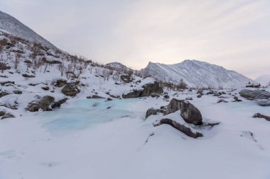 Dağ geçidi, buzul, gökyüzü bulutlu