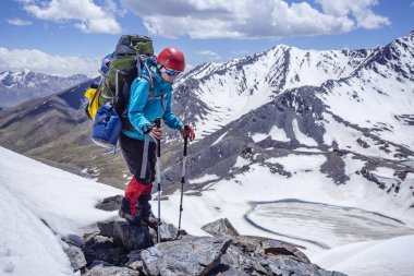 Altai 'de dağlarda yürüyüş yapan bir kız. Dağlarda yürüyüş konsepti 