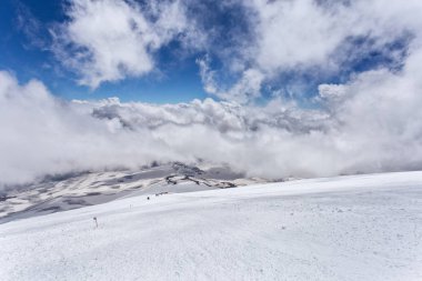 Dağlarda kar var. Kış manzarası 