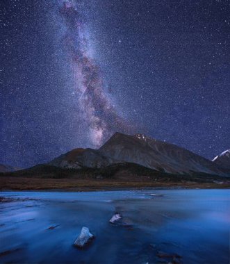 Dağlarda yıldızlı bir gece. Samanyolu