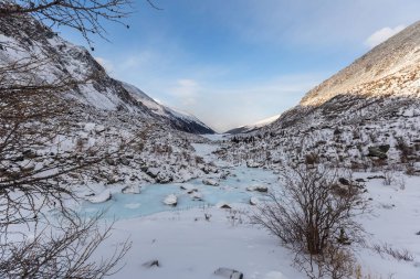 Dağ geçidi, buzul, gökyüzü bulutlu