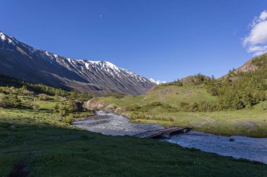 Dağ Gölü Yolu - Vanoise Ulusal Parkı 'ndaki Grande Casse Dağı' nın eteğinde, Fransız Alpleri 'nde göl boyunca bir yürüyüş yolunun yaz manzarası. Fotoğraf: Juli 2018.