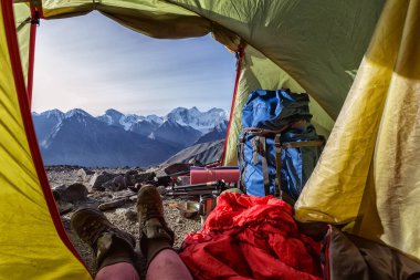 Altai, Belukha Dağı 'ndaki karateurek geçidinde çadırın manzarası. Dağlara yolculuk