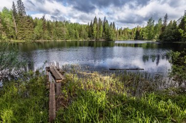 Dağlardaki dağ manzarası vadilerin ve zirvelerin güzel manzarası.