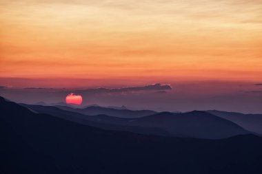 Dağlarda parlak gün doğumu 