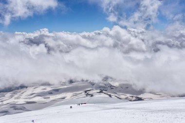 Dağlarda kar var. Kış manzarası 