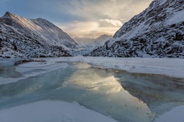 Kış, gün batımı, Belukha Dağı 'nın buz krallığı, gün batımında dağlarda donmuş göller, Altai dağları.