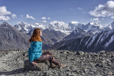 Altai 'de dağlarda yürüyüş yapan bir kız. Dağlarda yürüyüş konsepti 