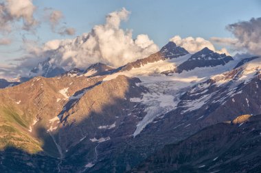 Belukha Dağı üzerinde şafak vakti. Altai 'ye kış gezisi, gün batımı, kış dağları