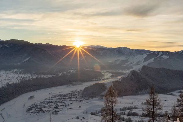Schilderachtig Uitzicht Eindeloze Besneeuwde Bergen Met Naaldbos Bij Zonsondergang — Stockfoto