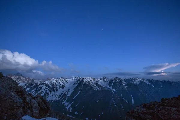 Yaz Aylarında Kar Kayalarla Kaplı Bir Dağ Manzarası Gece Yıldızlarla — Stok fotoğraf