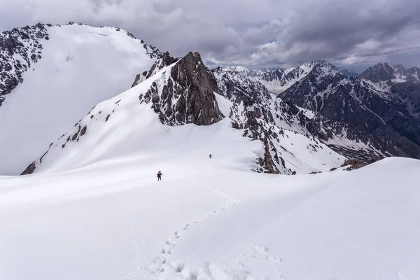 Turistika Sněžném Horském Průsmyku Skalnatém Hřebeni Slunečného Počasí — Stock fotografie