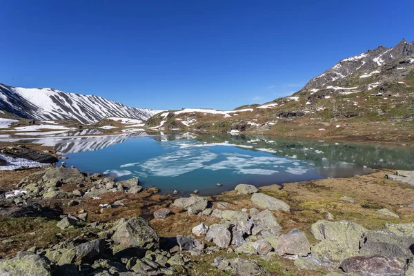 Bergpas, aan de bovenkant van het meer, op de achtergrond een stuk o — Stockfoto