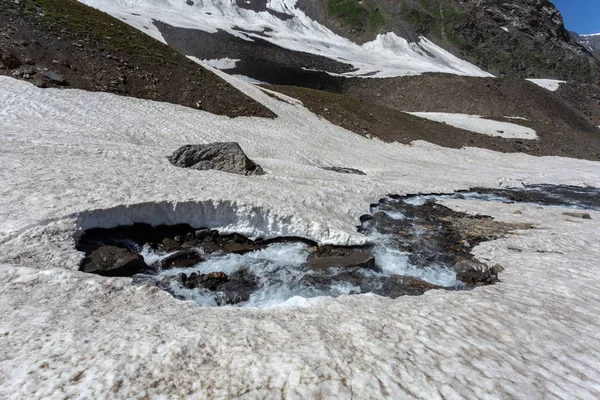 Pittoresca Vista Del Rapido Torrente Montagna Che Scorre Sotto Ghiaccio — Foto Stock