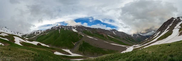 Landschap Van Besneeuwde Bergpas Rotsachtige Bergkam — Stockfoto