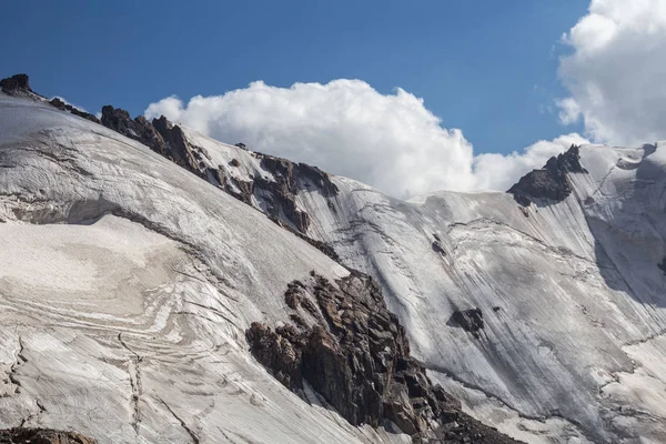 Krajobraz Zaśnieżonego Przełęczy Górskiej Skalistym Grzbiecie Słoneczną Pogodę — Zdjęcie stockowe