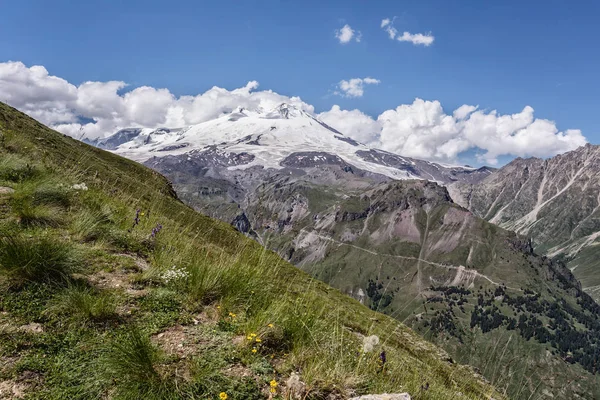 Pittoresk Uitzicht Rotsachtige Bergen Met Besneeuwde Toppen Lente Zonnige Dag — Stockfoto