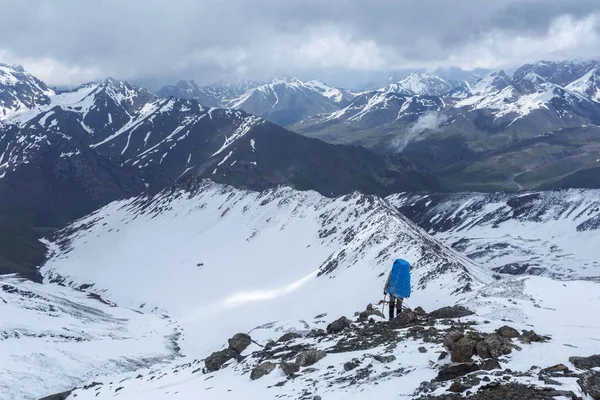 Caminhada Montanha Quirguistão Alpinista Masculino Nas Montanhas — Fotografia de Stock