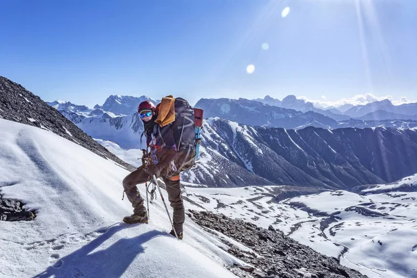 Escursionista Sesso Maschile Abiti Sportivi Caldi Escursioni Montagna — Foto Stock