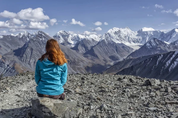 Altai 'de dağlarda yürüyüş yapan bir kız. Dağlarda yürüyüş konsepti 