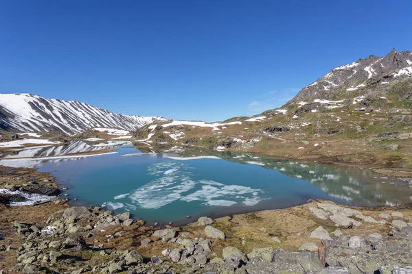 Ορεινό πέρασμα, στην κορυφή της λίμνης, στο παρασκήνιο o πολλά — Φωτογραφία Αρχείου
