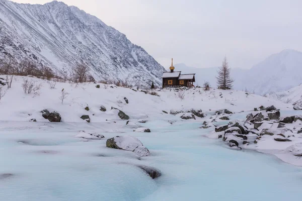 Bergpas, Glacier, bewolkte hemel — Stockfoto