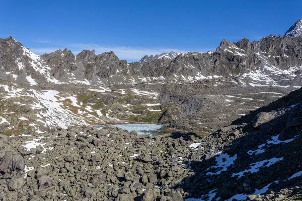 Mountain pass, at the top of the lake, in the background a lot o — Stock Photo, Image