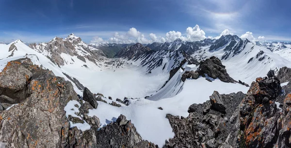 天気の良い日には岩の尾根に雪の山のパスの風景 — ストック写真